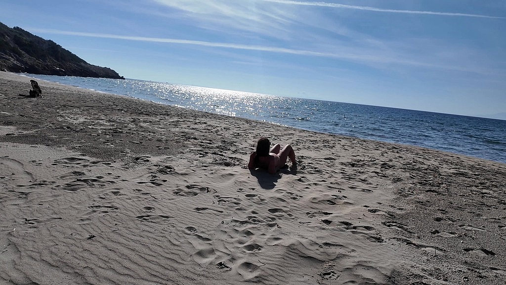 nudista formosa e voyeur sulla spiaggia. divertente vibratore! Ciao ciao! (Expressiagirl, ExpressiaBoy) curvy nudist and voyeur on the beach. funny dildo! bye bye! (Expressiagirl, ExpressiaBoy)