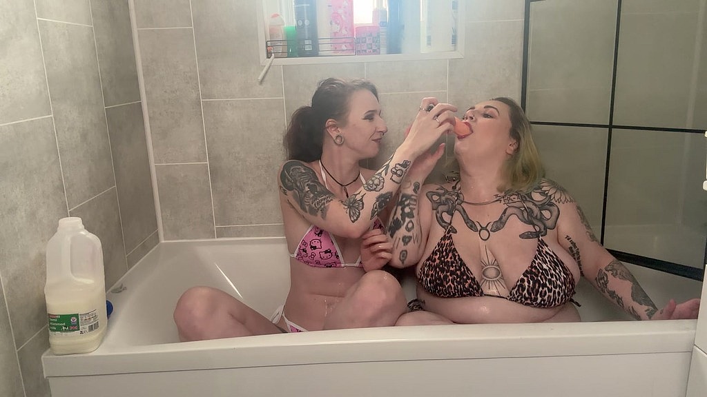 молочна блювотна ванна (татуйована Семмі, красуня Бембі) milky pukey bath (Tattooed Sammie, Bambi Beauty)