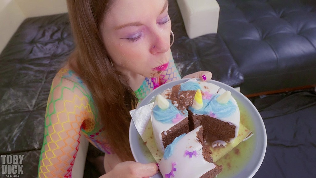 trick or treat? it s a pissy chocolate cake for alice maze (Toby Dick Studios, Alice Maze) trick or treat? it s a pissy chocolate cake for alice maze (Toby Dick Studios, Alice Maze)