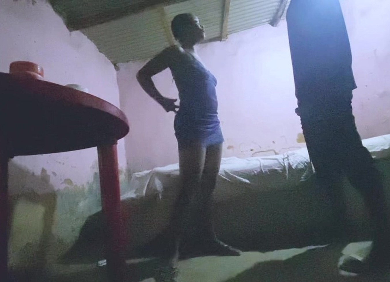 Longue Bite Dans Sa Jupe Sexy