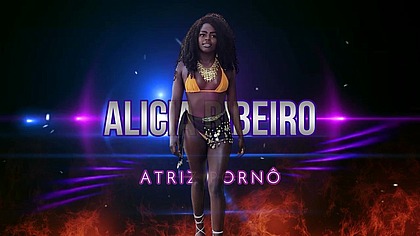 Corno do marido swingueiro chama 2 amigos para ver o jogo da final do flamengo em sua casa imagine o que aconteceu a esposa tomou pirocada dos dois amigos com direito a anal e buceta ao mesmo tempo.