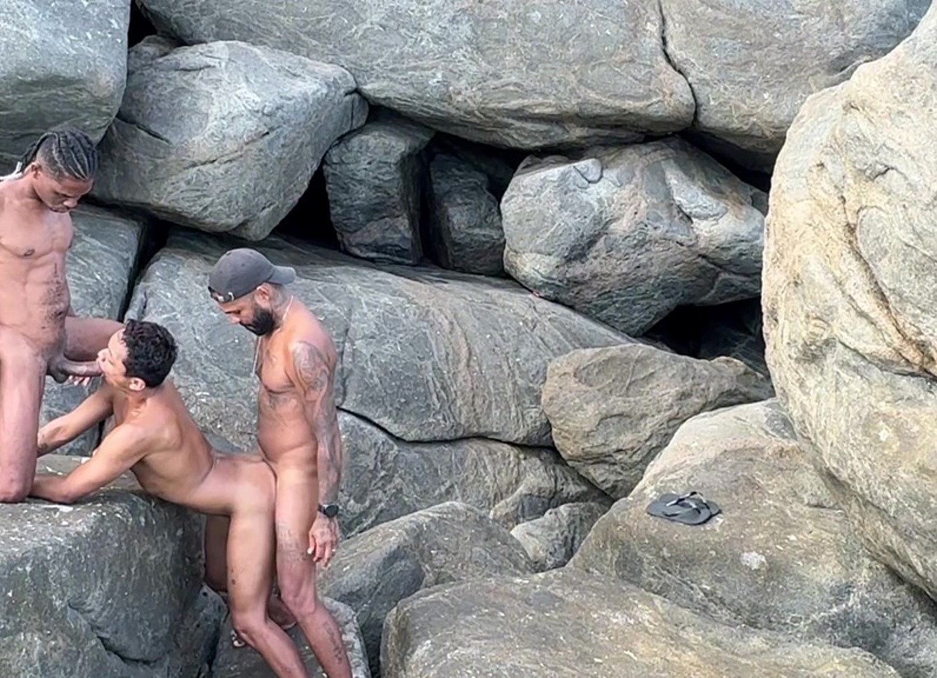 Acabei Vendo Esses Dois Na Maior Putaria Na Praia, E Acabei Nao Resistindo Em Observar E Me Juntei A Eles . Demos 2 Leitadas No Rabo Do Puto E Ainda Pediu Leite Na Boca E Tomou Tudo