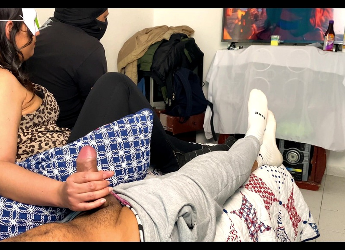 Todo Comenzo Viendo Netflix, Termine Follando La Mujer De Mi Amigo!!!
