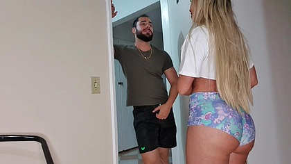 VIZINHO SORTUDO FOI AJUDAR A GOSTOSA E EM TROCA COMEU O CU DA SAFADA