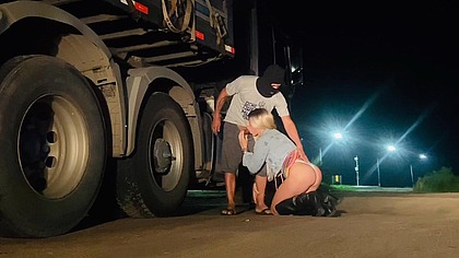 CAMINHEIRO CASADO COLOCOU A SAFADA PRA CHUPAR NA BEIRA DA ESTRADA E DEPOIS COMEU O CUZINHO DENTRO DO CAMINHAO
