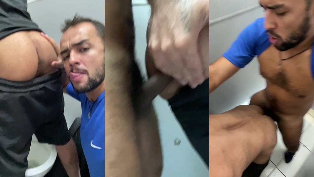 vendedor do shopping dando a bunda para o cliente no banheiro . (Socyal Sem Camisa, Gabriel De Moji) vendedor do shopping dando a bunda para o cliente no banheiro . (Socyal Sem Camisa, Gabriel De Moji)