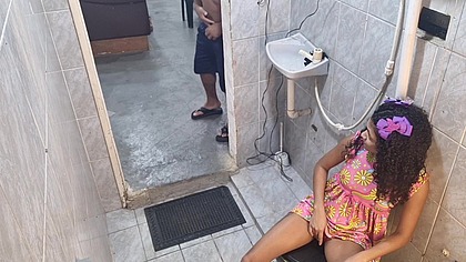 Flagrei minha enteada se masturbando no banheiro.