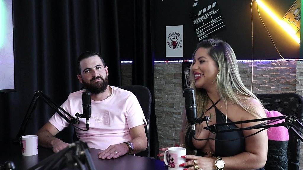 postavam conteudos em sites liberal, trabalhavam em caminhao e usava roupas ousadas, e quando foram na casa de swing... - juli figueiro e felipe larrossa (sheer/red) (Tifany Rocha, Dj Rafa, Juli Figueiro) postavam conteudos em sites liberal, trabalhavam em caminhao e usava roupas ousadas, e quando foram na casa de swing... - juli figueiro e felipe larrossa (sheer/red) (Tifany Rocha, Dj Rafa, Juli Figueiro)