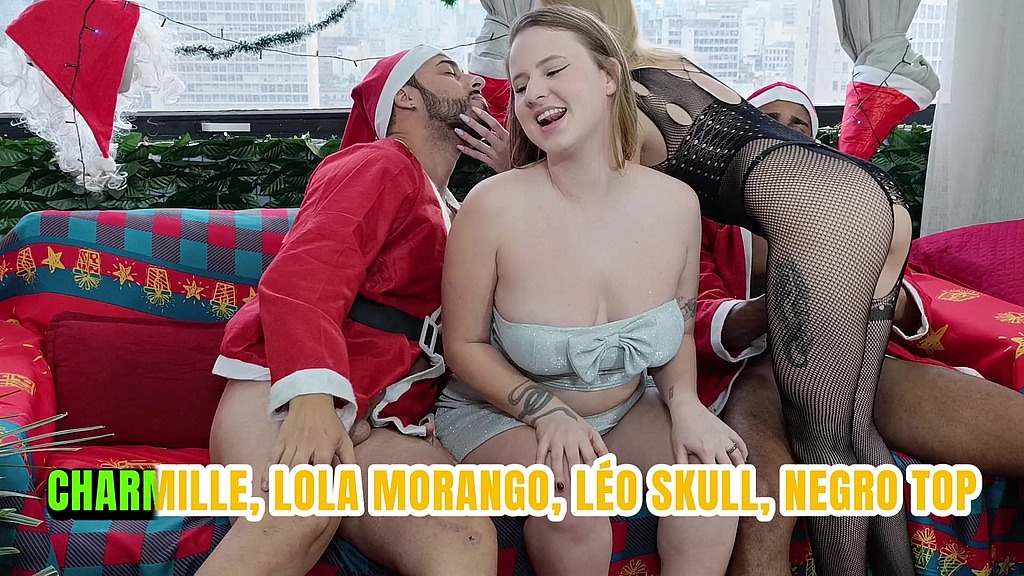 papai noel liberou geral uma suruba no natal (Negro Top Oficial, Leo skull, Lola Morango, Charmille Roussenq) papai noel liberou geral uma suruba no natal (Negro Top Oficial, Leo skull, Lola Morango, Charmille Roussenq)