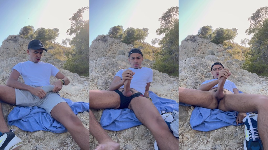 Dotadao gozando muito na trilha