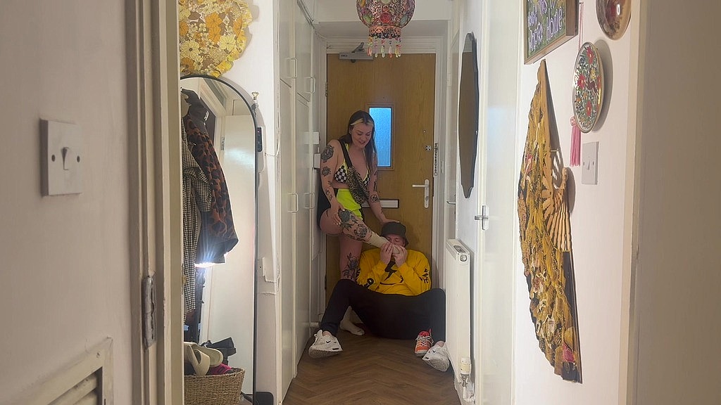 sweaty ravers can t resist perverted foot play (Cate McQueen, Hunter Bradley) sweaty ravers can t resist perverted foot play (Cate McQueen, Hunter Bradley)