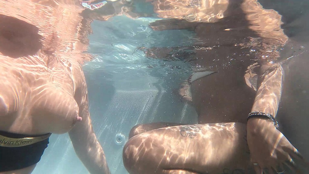 lesbians play underwater (Julia North, Venus On Fire) lesbians play underwater (Julia North, Venus On Fire)