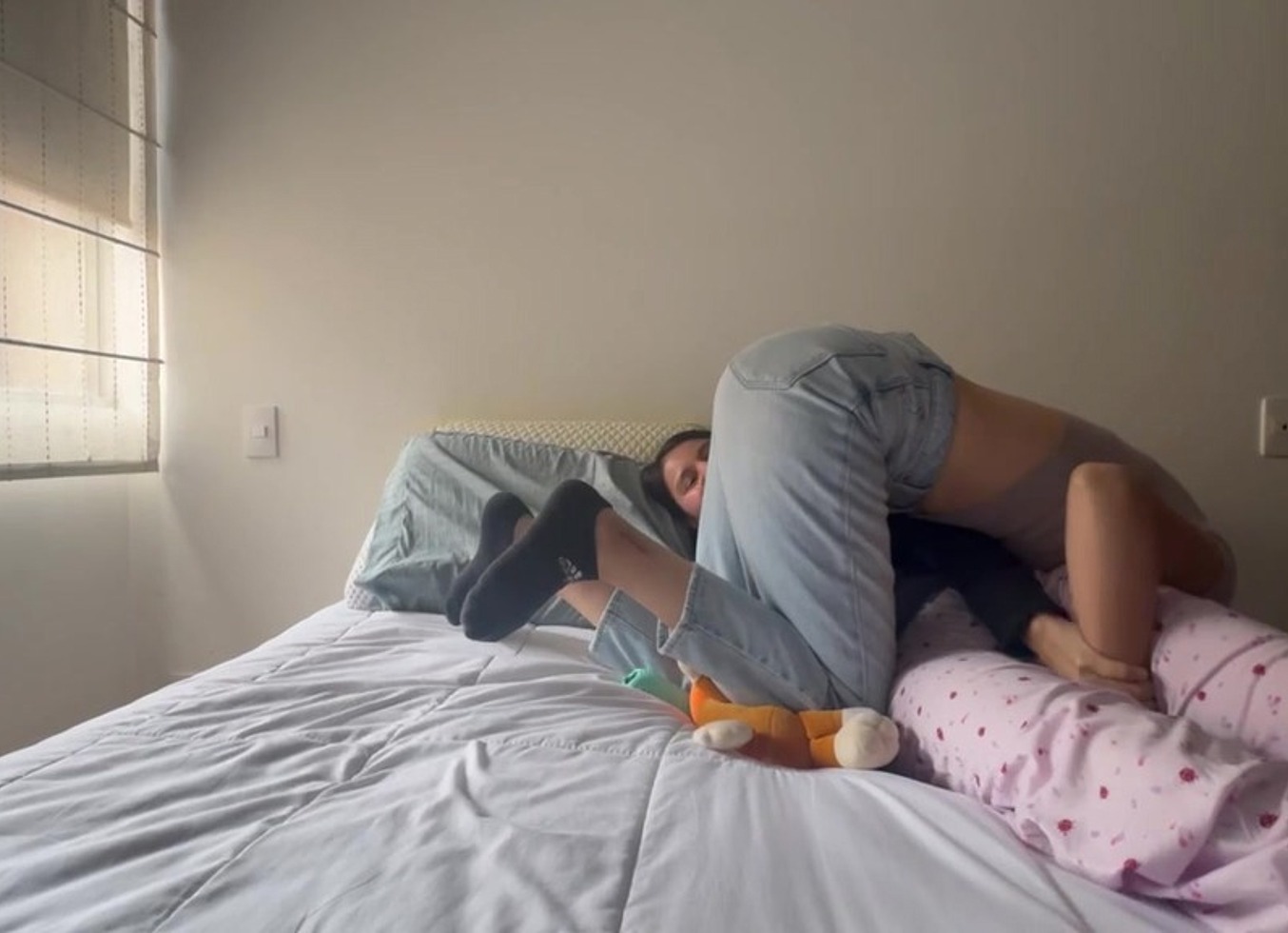 Mi Mejor Amiga Me Invita A Un Pijamada Caliente