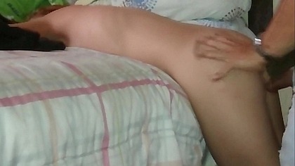 Menina se assusta quando percebe que vai dar a bundinha