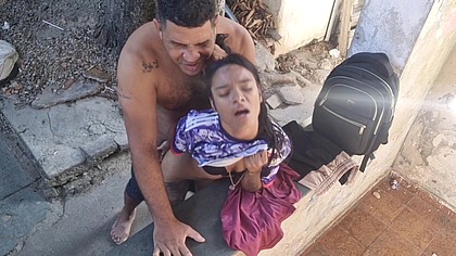 Camera externa flagra sexo em familia, padrasto fode cu da sua pequena enteada no quintal de casa.