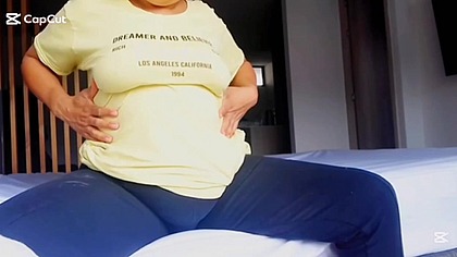 MILF colombiana con un gran culo y grandes tetas masturba su cono con su vibrador