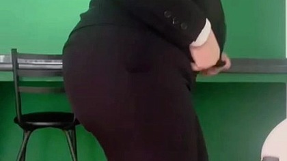 Secretaria culona milf latina mexicana culona se quita todo su uniforme en la oficina de su trabajo y muestra todo su culo y su vagina durante su trabajo Big BUTT BIG ass