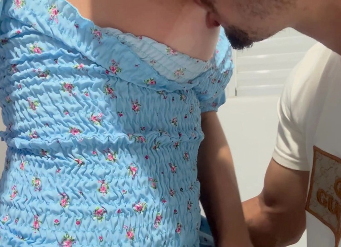 Gozei Dando De Frente Pro Pauzudo. Minha Porra Saiu Tao Grossa! Estava A Dias Sem Gozar. Ele Chupa Meu Peito Como Ninguem!