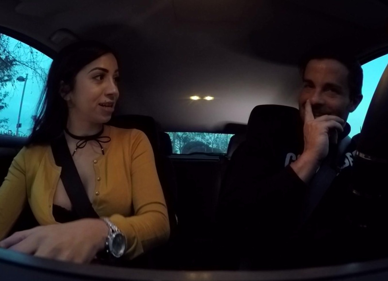 El Conductor De Uber Se Folla A La Pasajera Y Se Corre En Su Boca