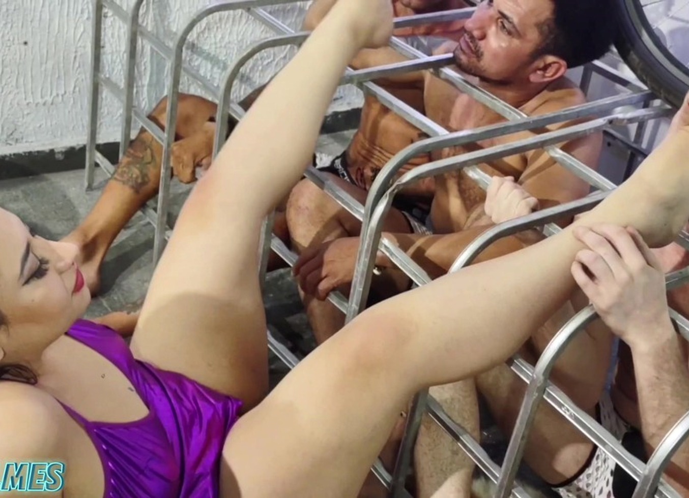 Dominadora Faz Gang Bang Com Seus Escravos