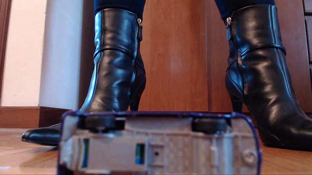 i trample toy cars with heels and bare feet 4k (Nicoletta Embassi) i trample toy cars with heels and bare feet 4k (Nicoletta Embassi)