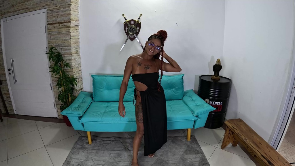 com esse clitoris gigante o tesao e gantido no anal e no punho no cu e na buceta