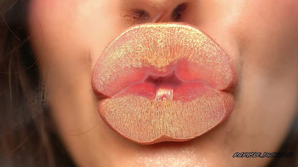 extremely shiny metallic golden kiss close up (RaribleDiamond) extremely shiny metallic golden kiss close up (RaribleDiamond)