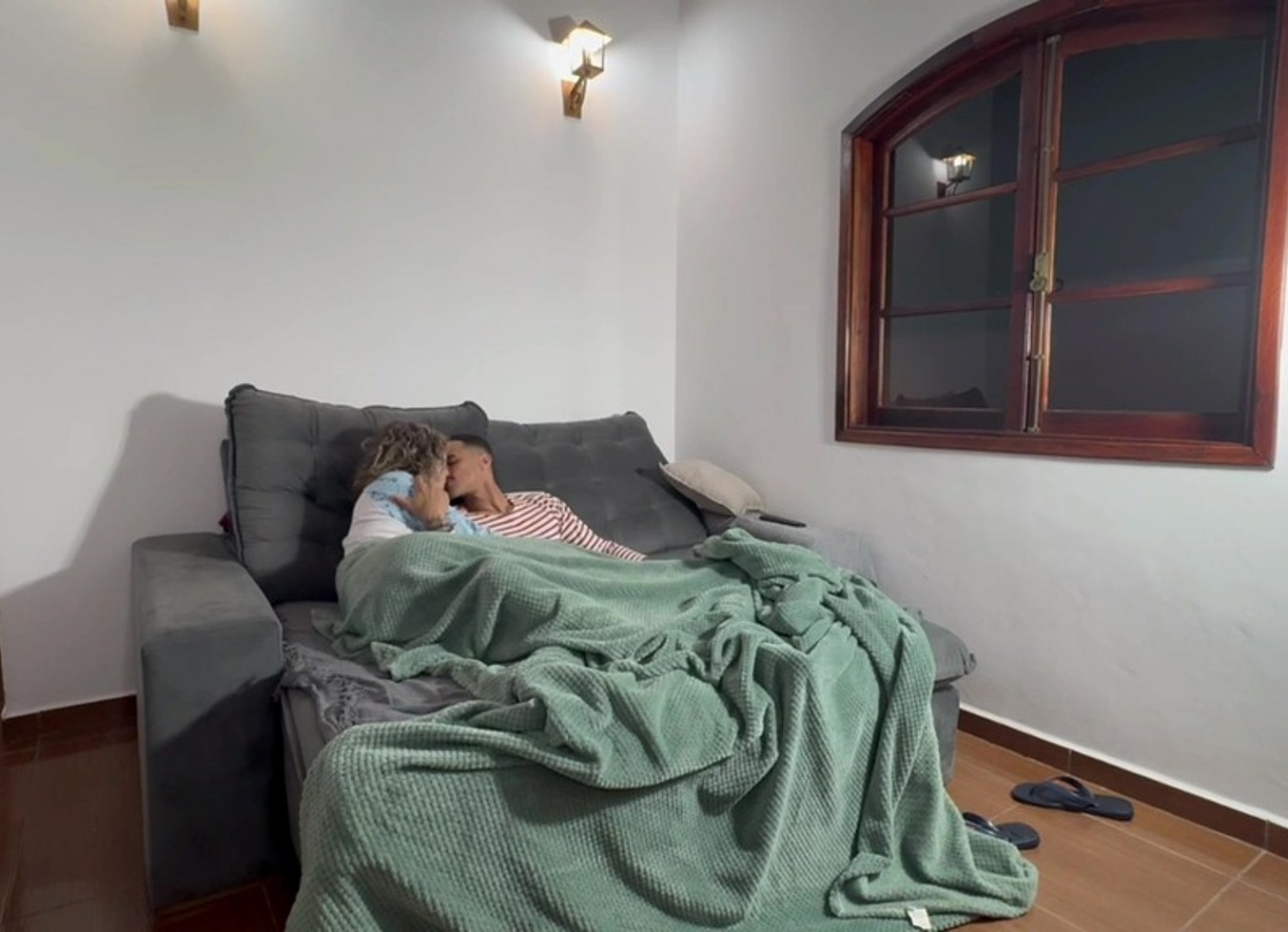 Fudendo A Esposa Enquanto O Corno Assistia. - Parte I