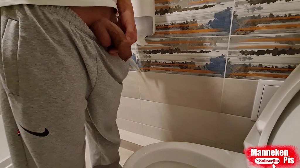 taking a selfie of myself pissing (Mikel Prado) taking a selfie of myself pissing (Mikel Prado)