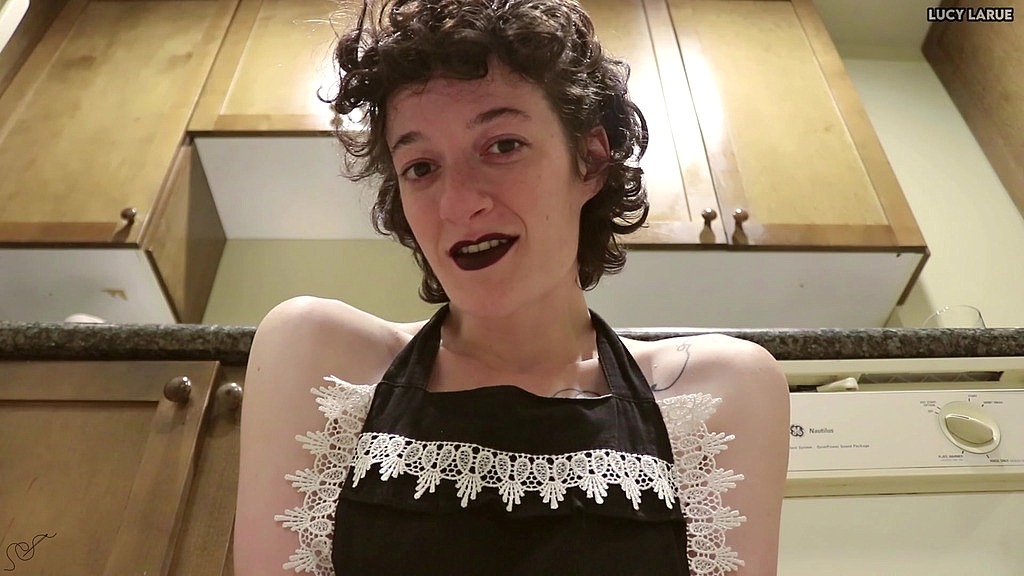 Lucy LaRue: чорний фартух на кухні сольний жіночий анальний оргазм (AnalVids.com) black apron in the kitchen solo female anal orgasm (Lucy LaRue)