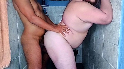 Chamei um encanador pra arrumar o chuveiro e acabei sendo leitado (completo)