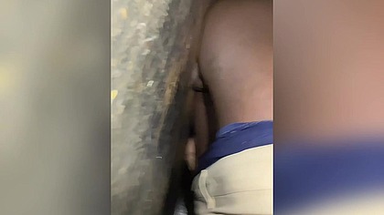 TRABALHADOR SAIU DO TRABALHO E FOI DIRETO A CABINE DO SEXO FAZER SEXO ANAL COM UM DESCONHECIDO.