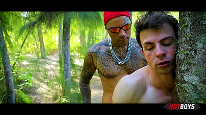 Dando o cu pro tarado no matagal!