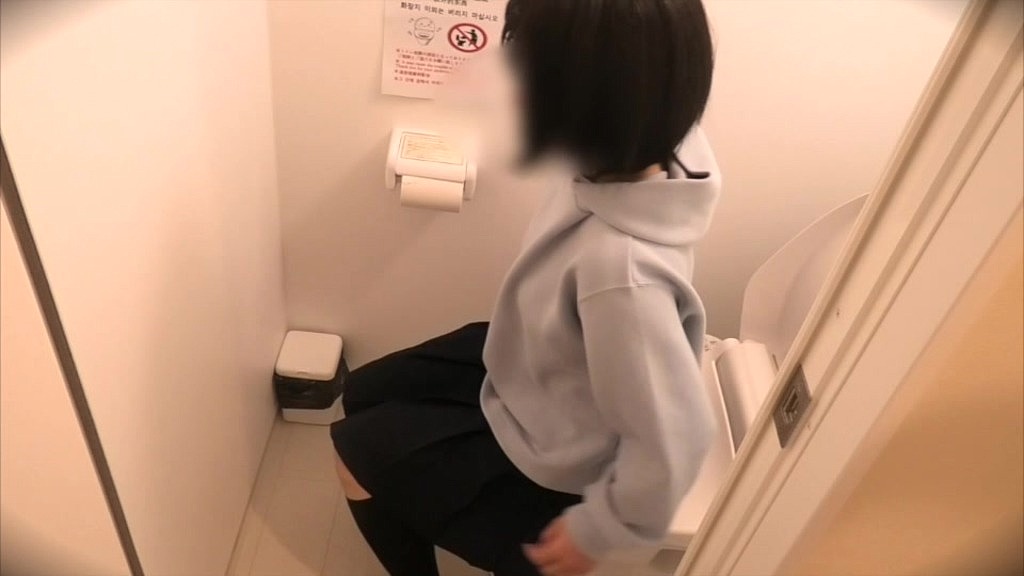 学◯から帰ってきて誰もいない事を確認した後にト◯レでひそひそとオナニーするj◯。 (Momoka, Nono) 学◯から帰ってきて誰もいない事を確認した後にト◯レでひそひそとオナニーするj◯。 (Momoka, Nono)