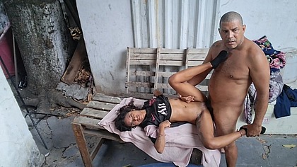 Dando o cu no quintal de casa