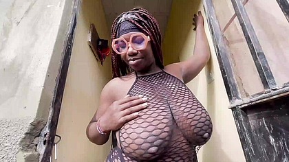 Sexy black woman get outdoor fuck