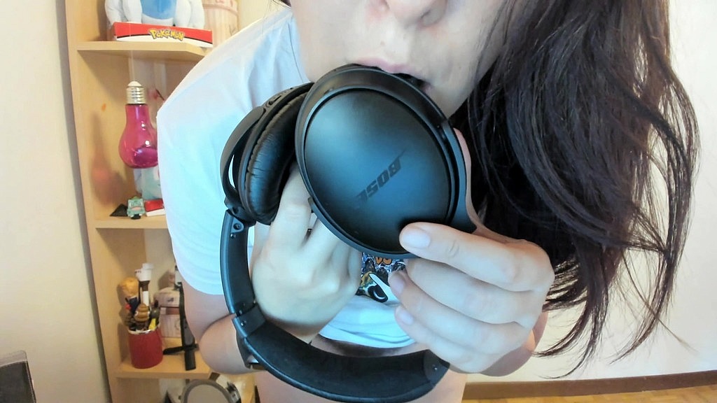 dancing and masturbating with a pair of expensive bose headphones (Nicoletta Embassi) dancing and masturbating with a pair of expensive bose headphones (Nicoletta Embassi)