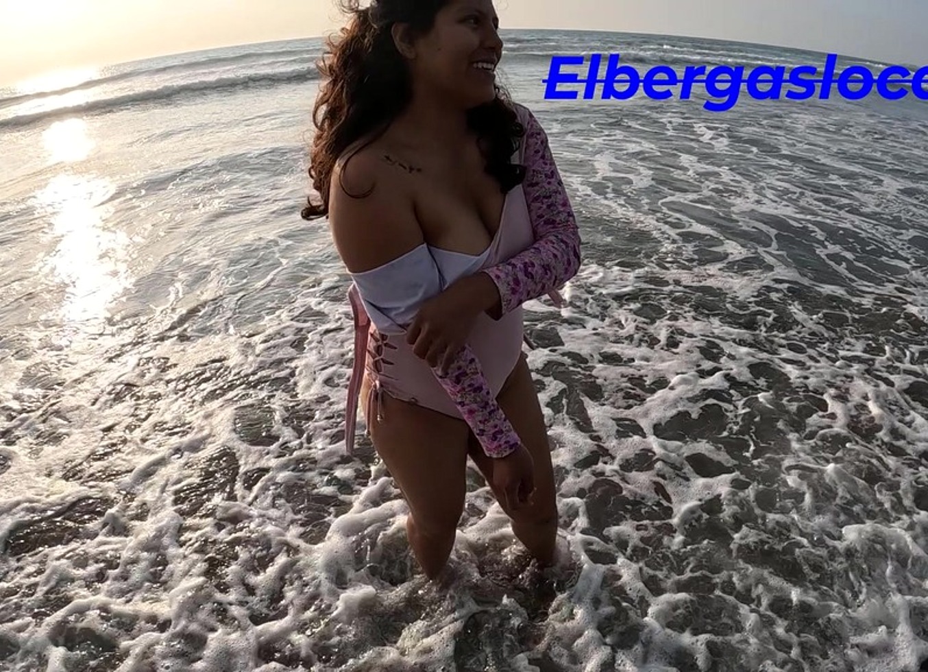 Tenemos Sexo Frente A La Playa, Me Gano La Emocion Y Exitacion De Hacerlo En Un Lugar Publico, Asi Que Tuvimos Sexo Al Aire Libre
