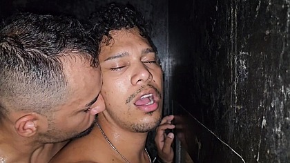 Sexo a tres entre homens com muito tesao