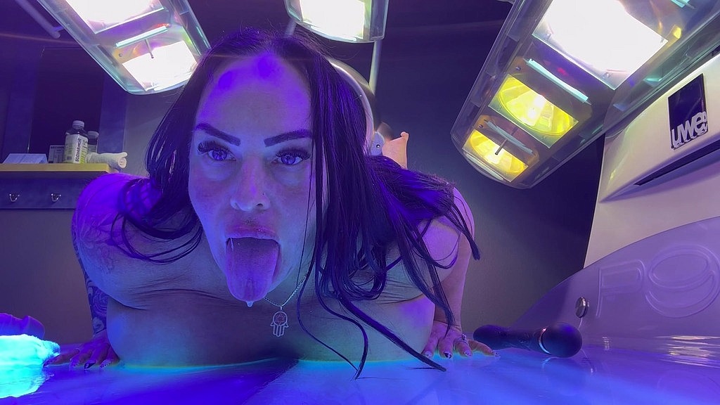 playing in my squirt while tanning (Iluvshauna) playing in my squirt while tanning (Iluvshauna)