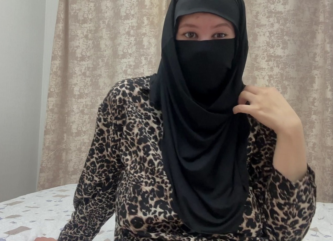 Muslim Woman Tests Sex Toys On Her Pussy For The First Time