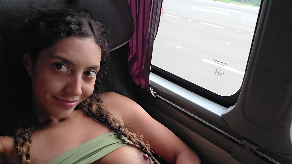 nao me aguentei de tesao na viagem e tive que me tocar dentro do onibos (Nati Camargo) nao me aguentei de tesao na viagem e tive que me tocar dentro do onibos (Nati Camargo)