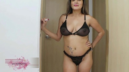 Una pareja de lesbianas que quieren mantener relaciones sexuales con suavidad pero acaban haciendolo duro