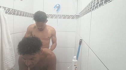 Fodendo com meu melhor amigo ate gozarmos no banheiro - 02