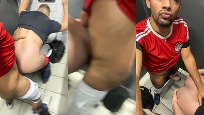 Novinho da favela fudendo no banheiro, a gay levando rola e gemendo de tesao.