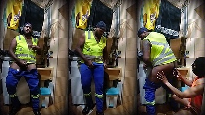 Colega do alojamento brincando com meu cu enfiando um consolo