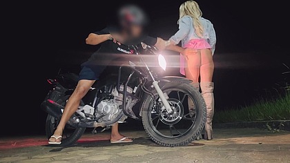 MOTOBOY SAFADO TIROU MINHA ROUPA E FUDEU MEU CUZINHO NA RUA