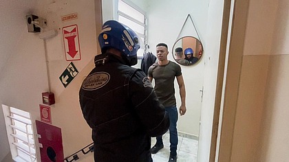 Fui fazer uma entrega e ele me pagou com rola no meu rabo - Parte 01