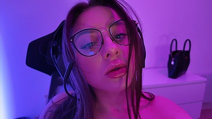 Gamer sexy masturbation with my dildos and my womanizer - Luna Doll