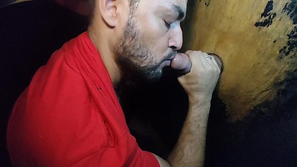 Pegacao entre machos Hot Guy leva no buraco da gloria - Cena 01